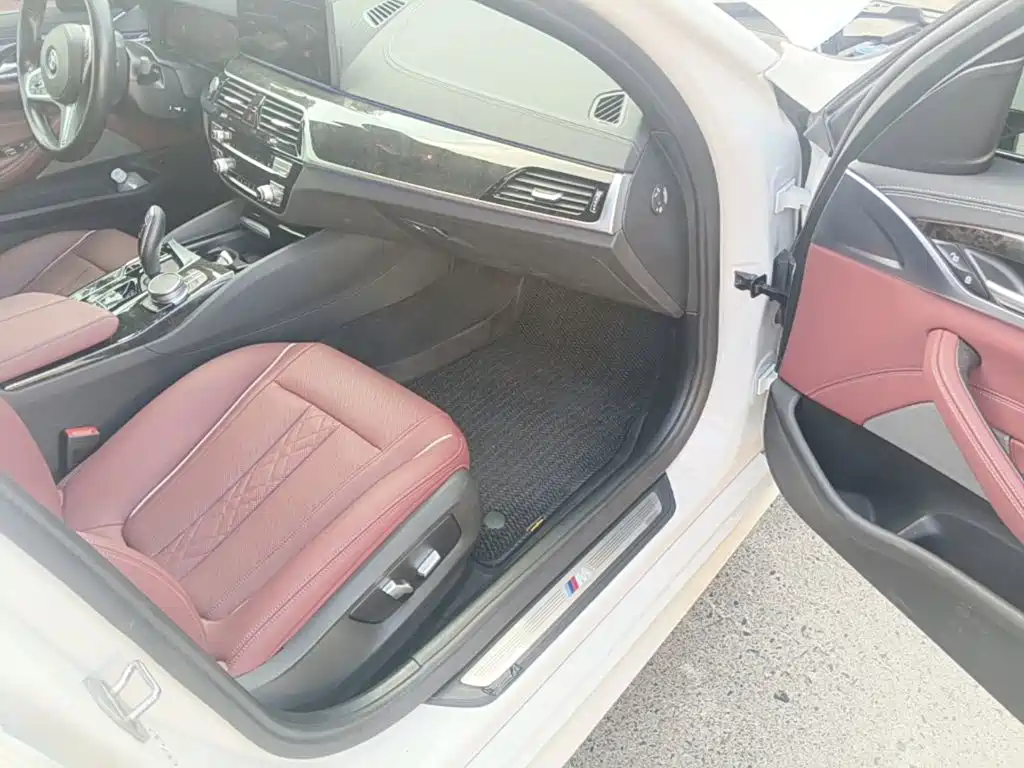 BMW 5 Series — миниатюра 9