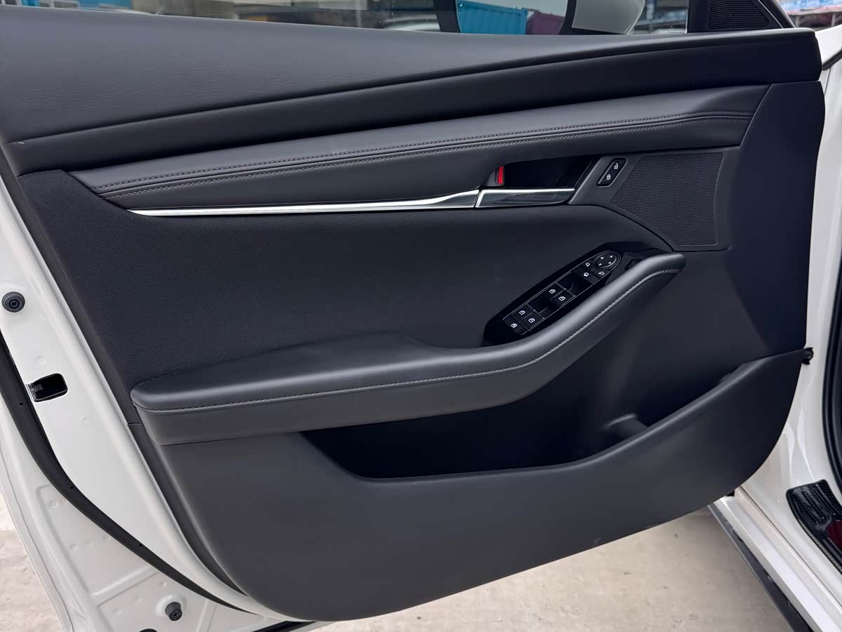 Mazda Mazda3 Axela 2.0 л 2022 г. Белый, пробег 26000 км