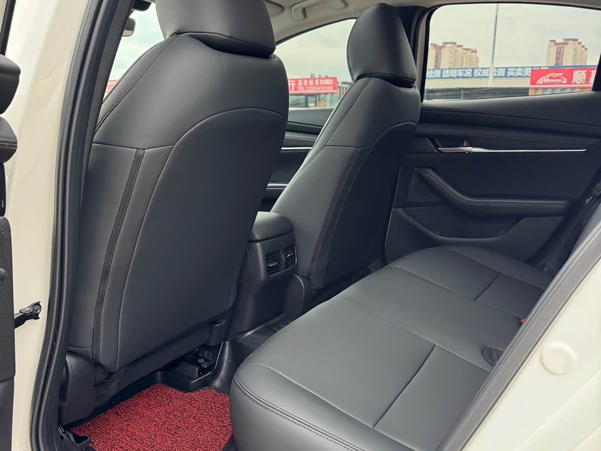 Mazda Mazda3 Axela 2.0 л 2022 г. Белый, пробег 26000 км