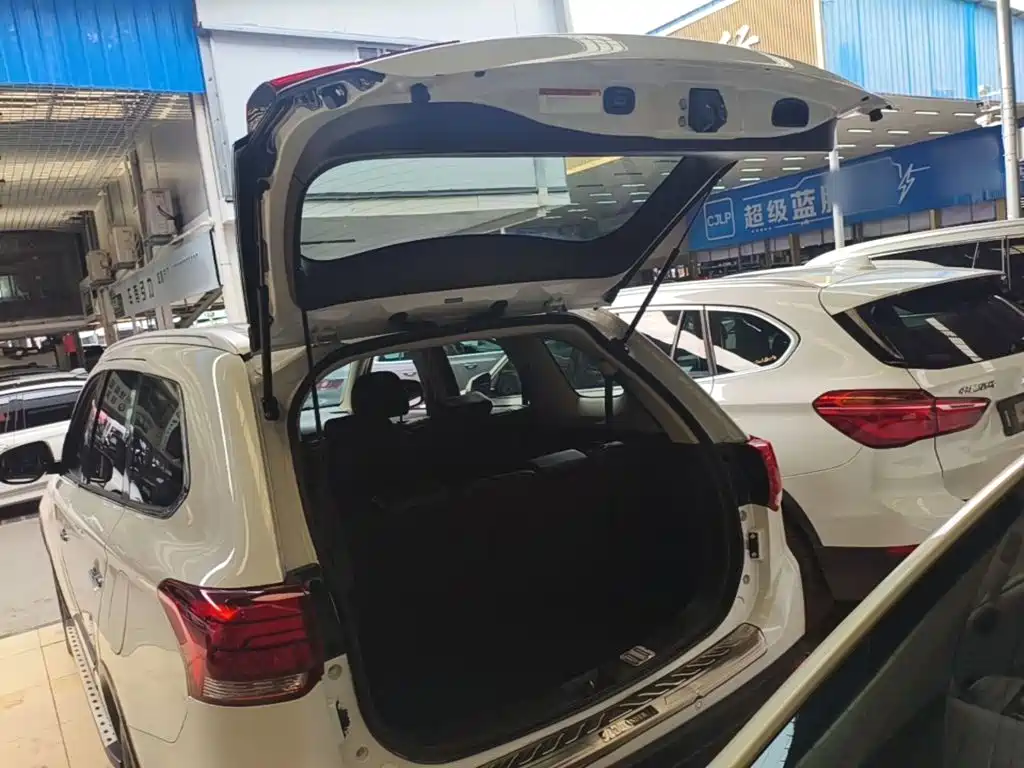Mitsubishi Outlander — миниатюра 19