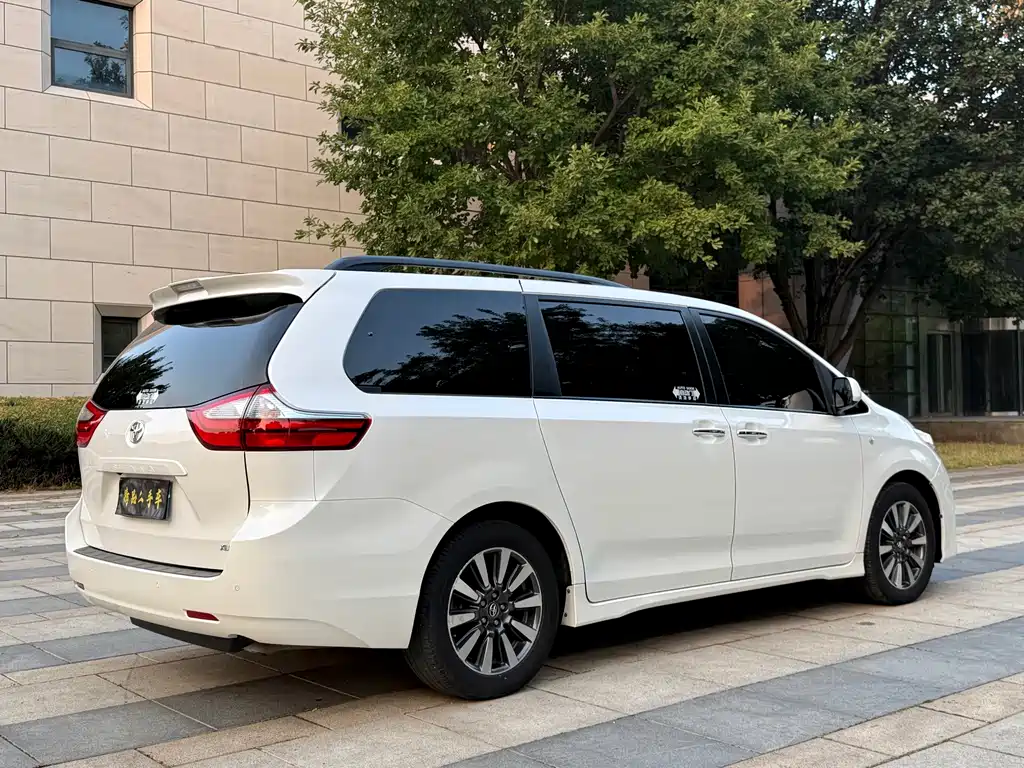 Toyota Sienna — миниатюра 5