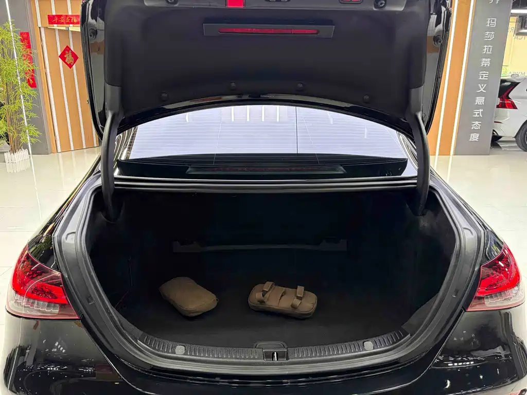Mercedes-Benz E-Class — миниатюра 11