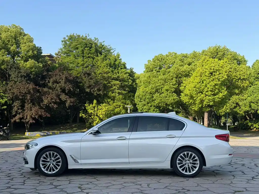 BMW 5 Series — миниатюра 8