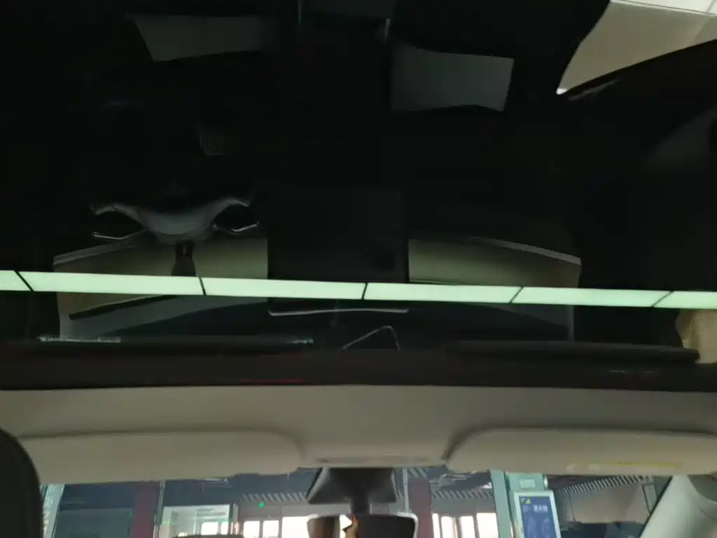 Tesla Model Y — миниатюра 18