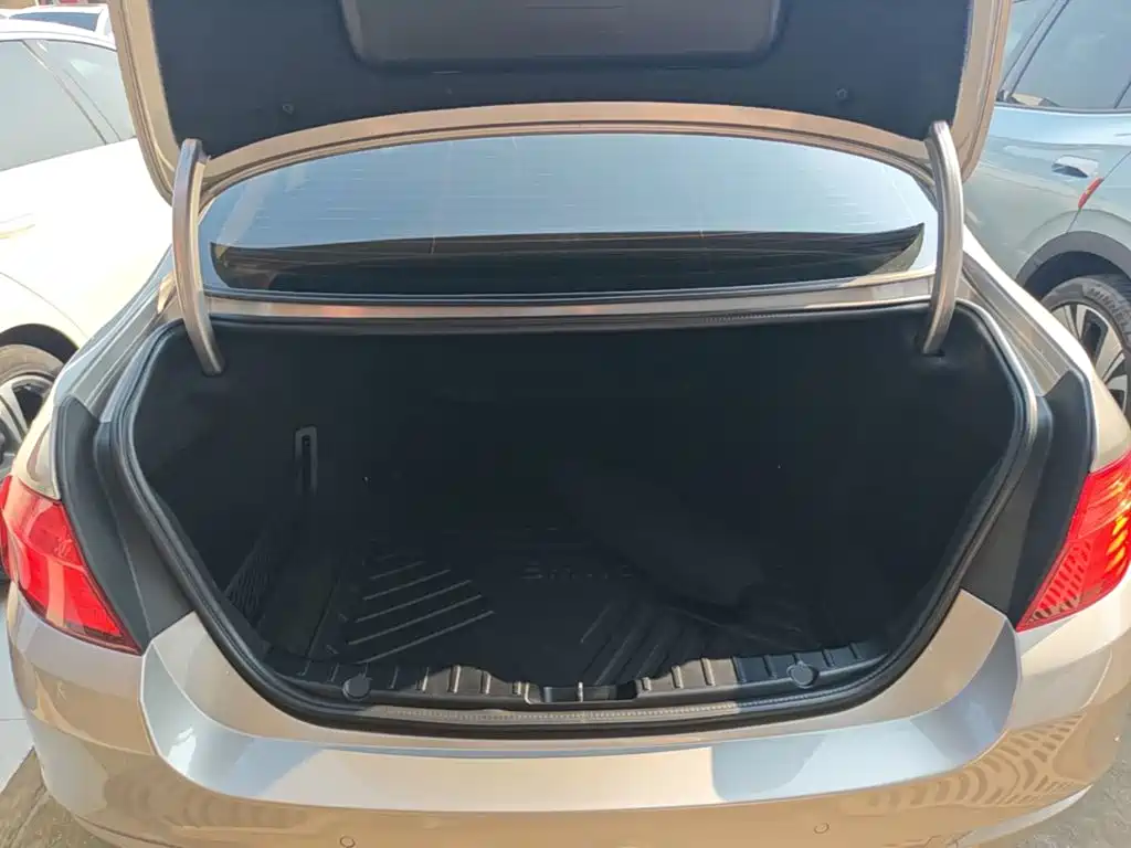BMW 5 Series — миниатюра 19