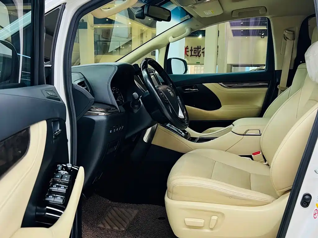 Toyota Alphard — миниатюра 6