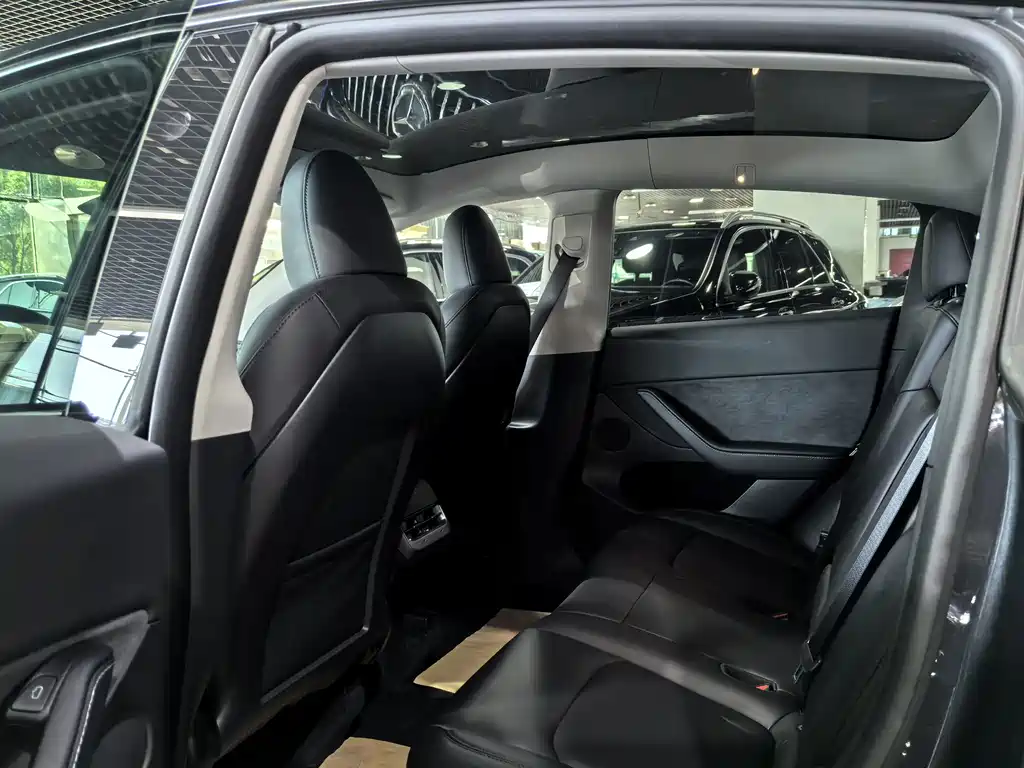 Tesla Model Y — миниатюра 9