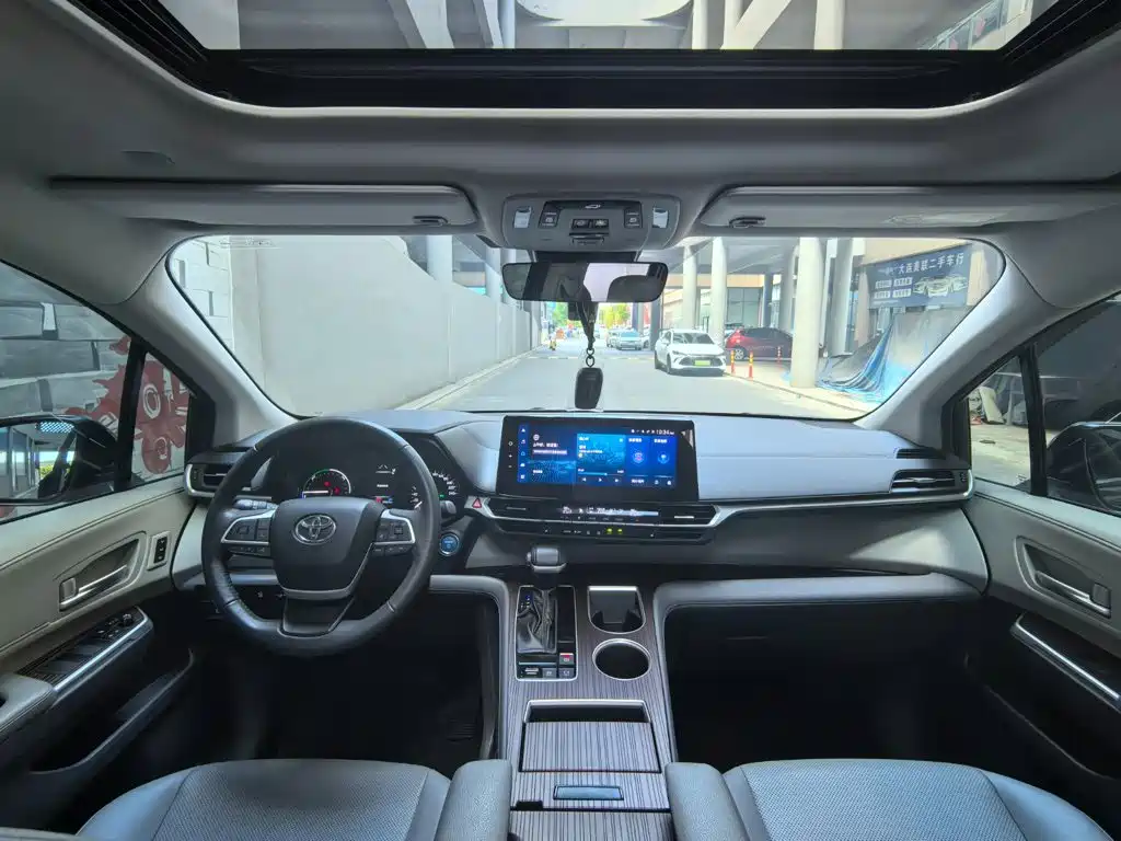 Toyota Granvia — миниатюра 11