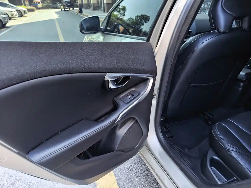 Volvo V40 — миниатюра 10
