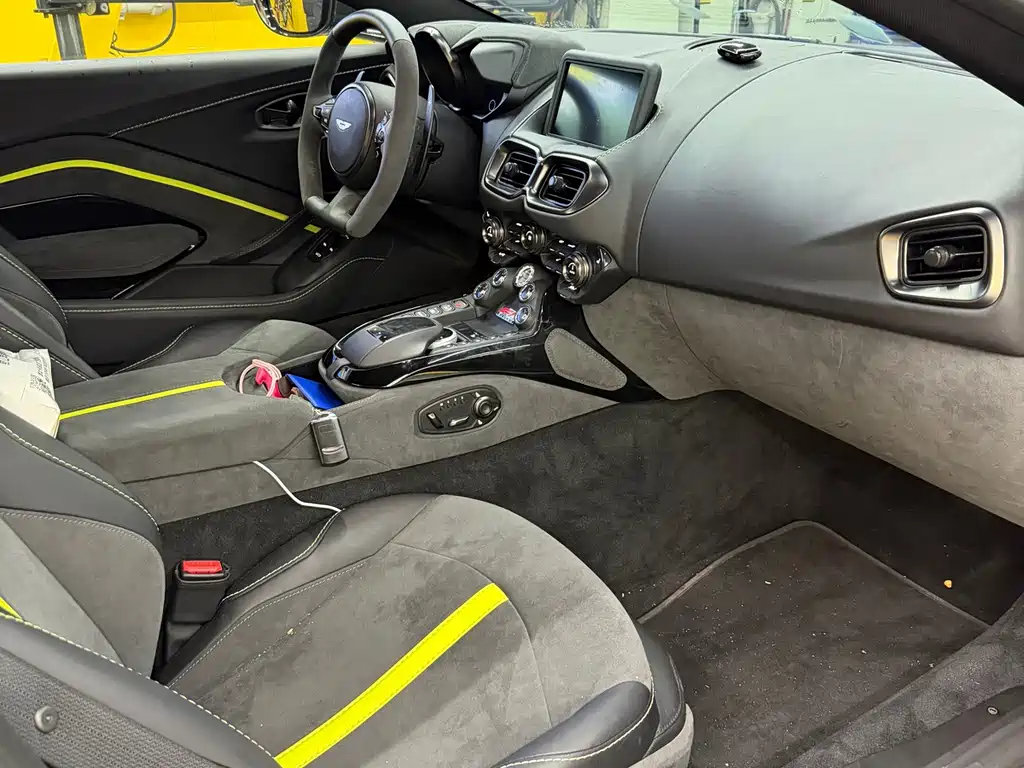 Aston Martin V8 Vantage — миниатюра 6