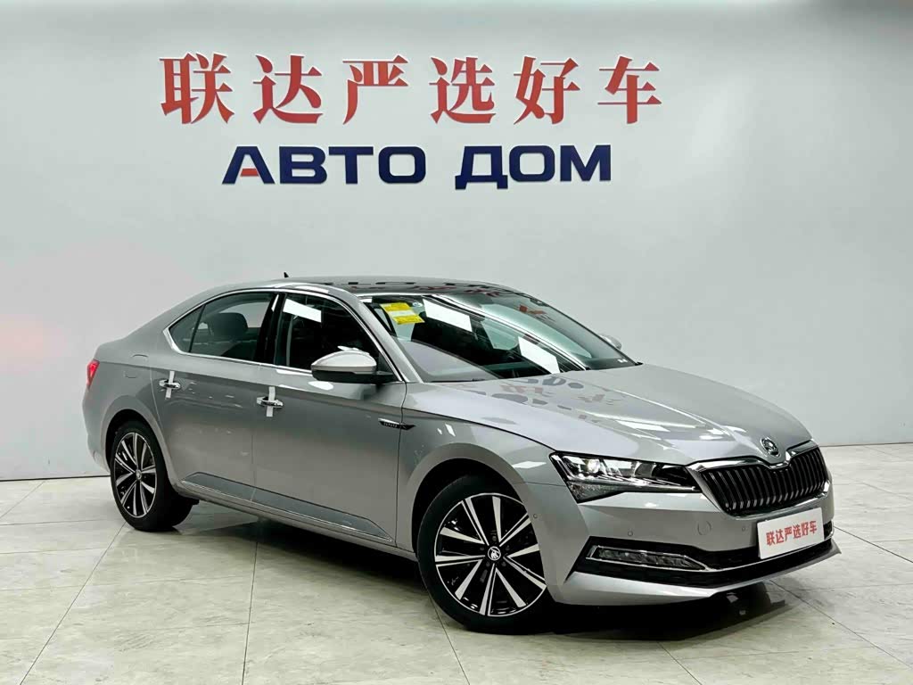 Skoda Superb 1.4 л 2024 г. Серебристо-серый, пробег 12700 км