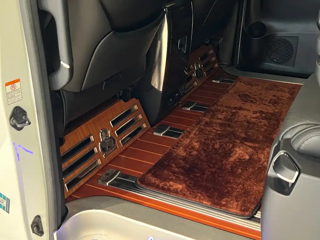 Toyota Alphard — миниатюра 19