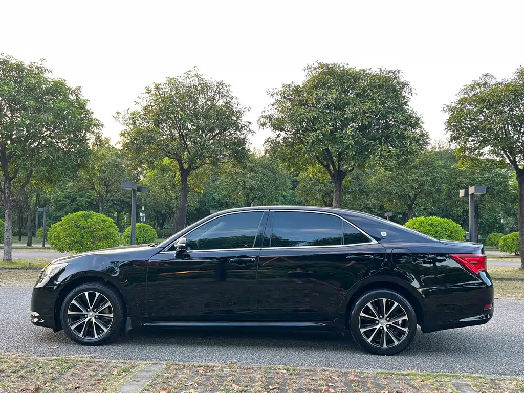 Toyota Crown — миниатюра 8
