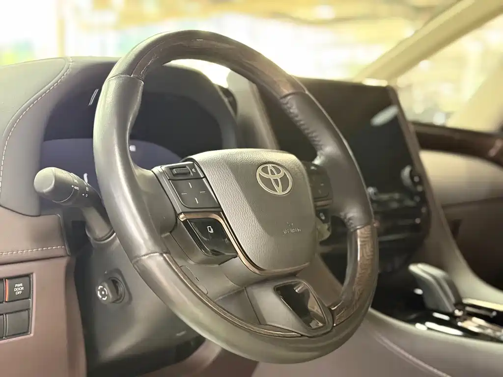 Toyota Alphard — миниатюра 7