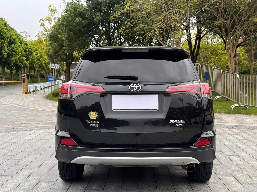 Toyota RAV4 — миниатюра 9