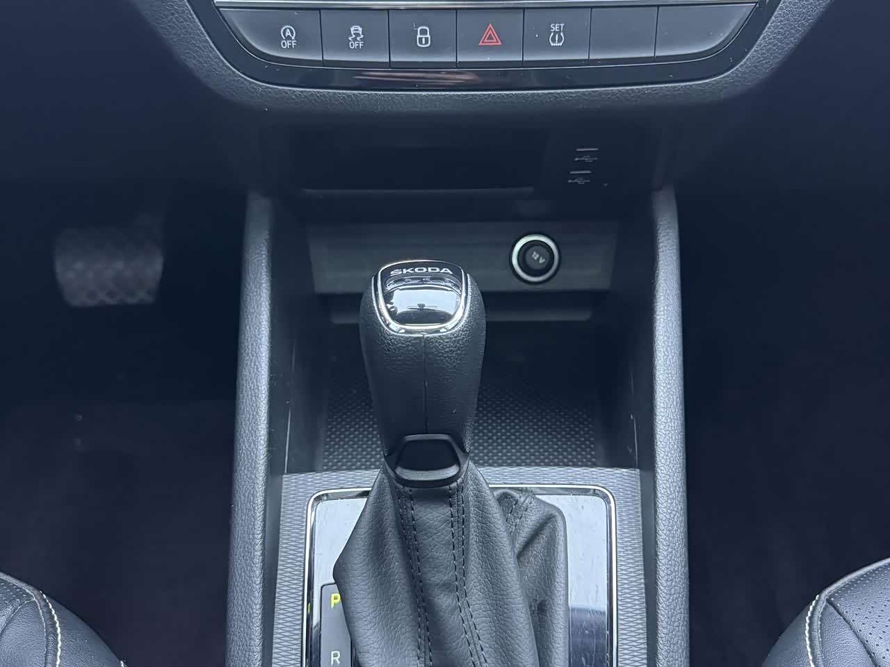 Skoda Kamiq 1.5 л 2023 г. Белый, пробег 27000 км