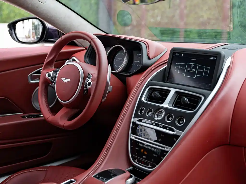 Aston Martin DB11 — миниатюра 7