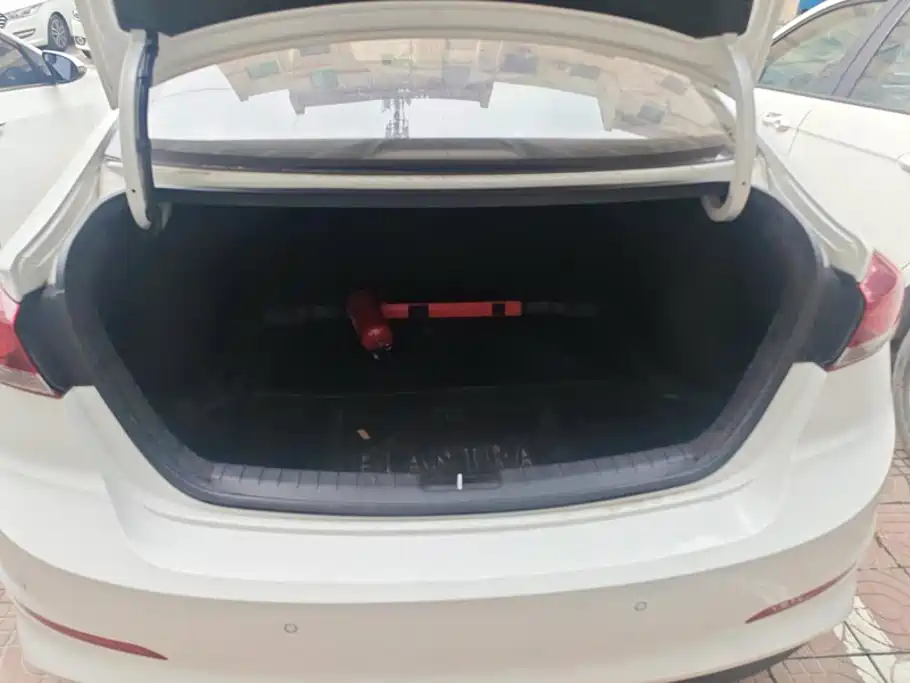Hyundai Elantra — миниатюра 4