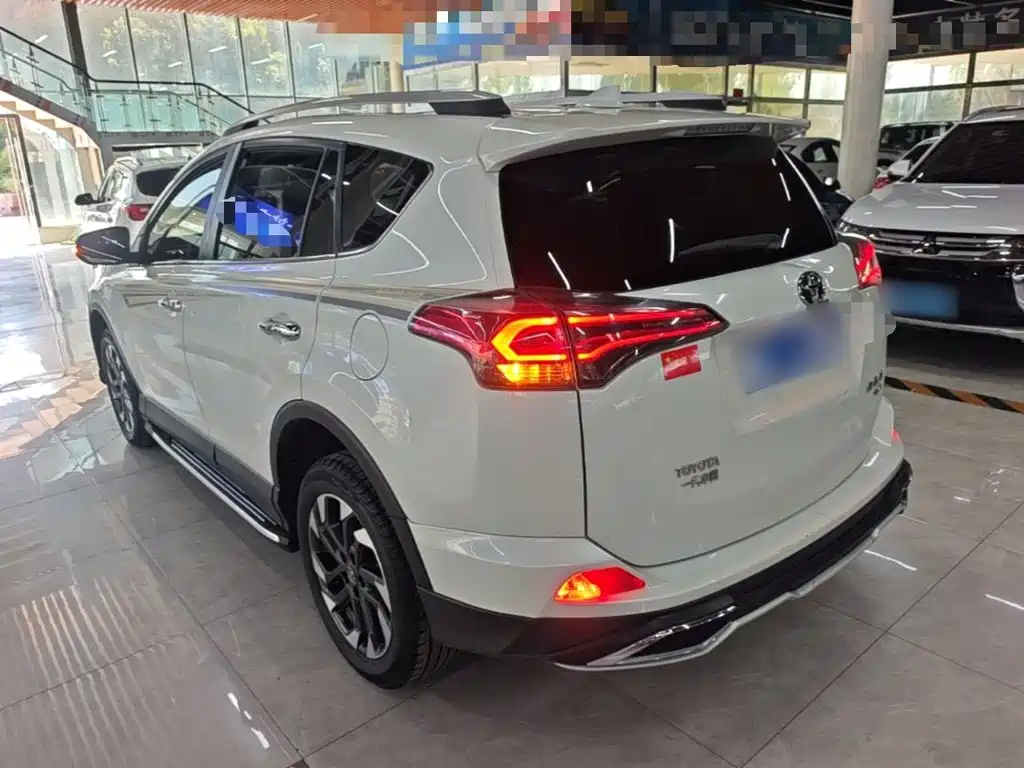 Toyota RAV4 — миниатюра 5