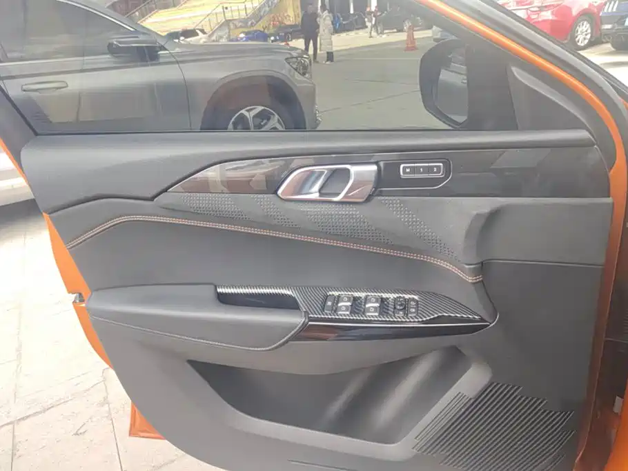 Lynk & Co 02 Hatchback — миниатюра 7