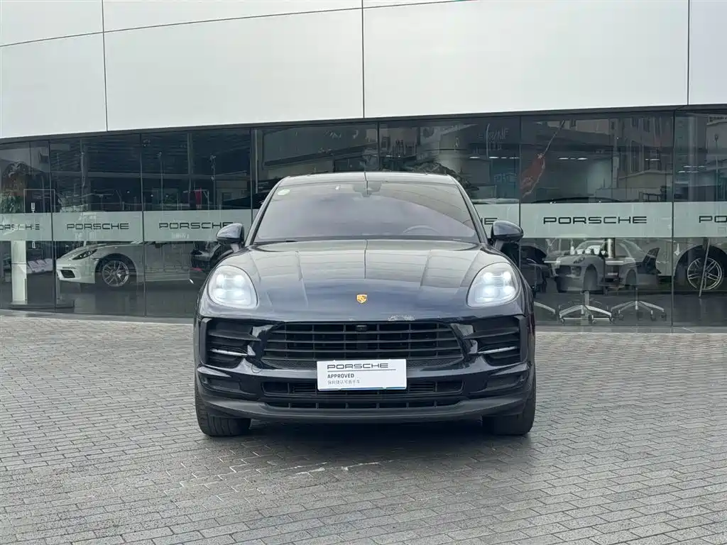 PORSCHE MACAN