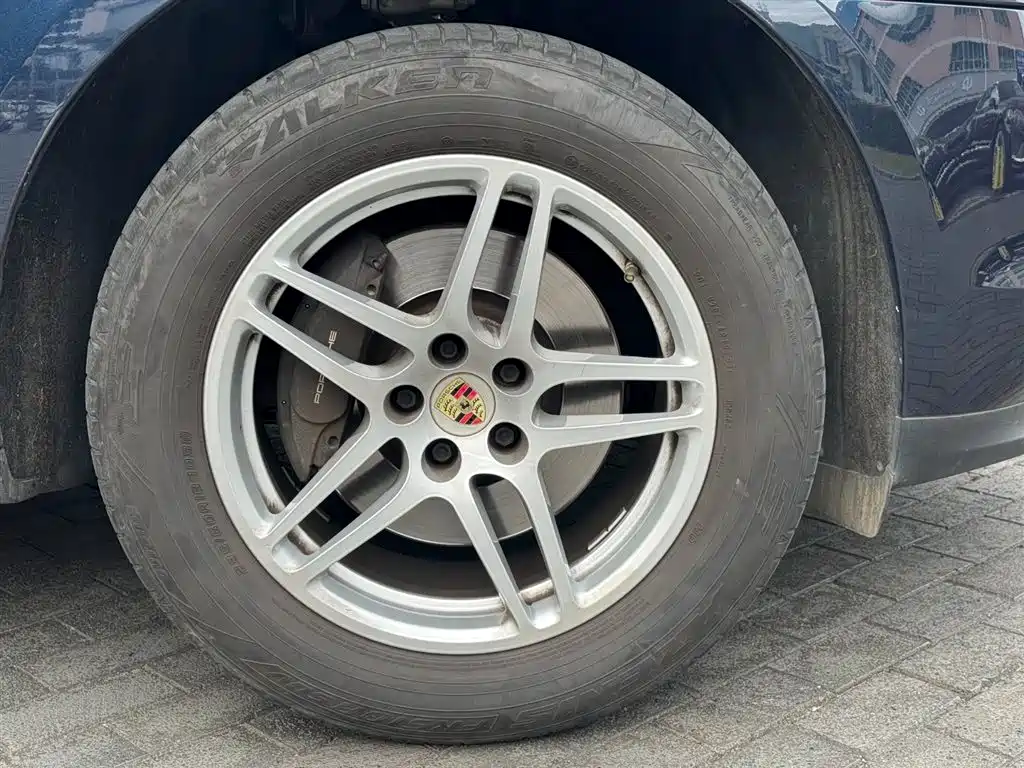 PORSCHE MACAN
