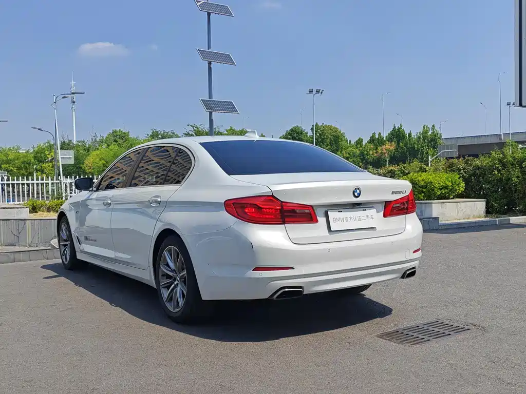 BMW 5 Series — миниатюра 6
