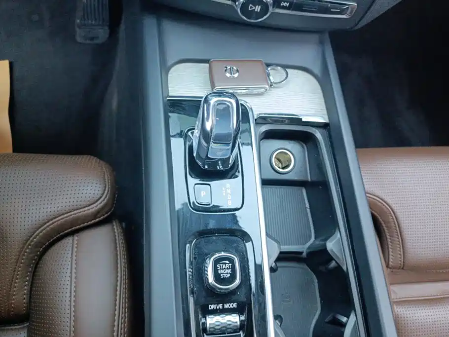 Volvo XC60 PHEV — миниатюра 16