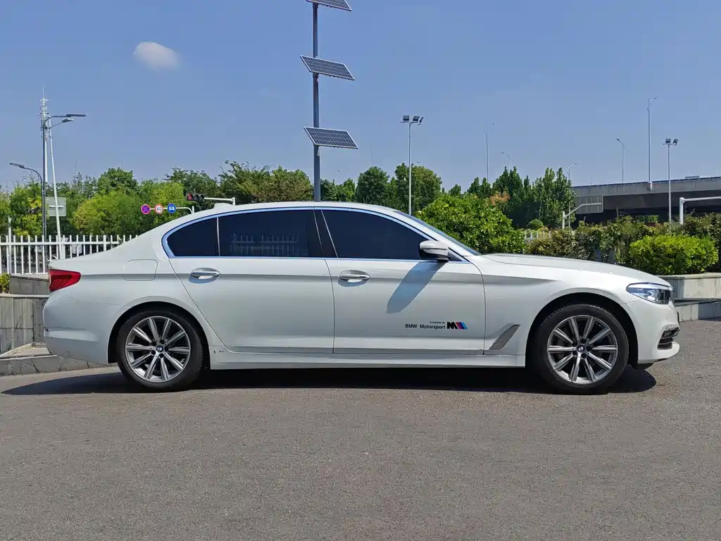 BMW 5 Series — миниатюра 7