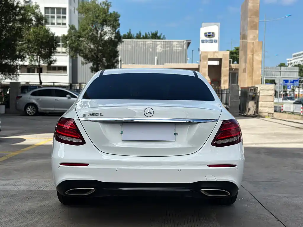Mercedes-Benz E-Class — миниатюра 5