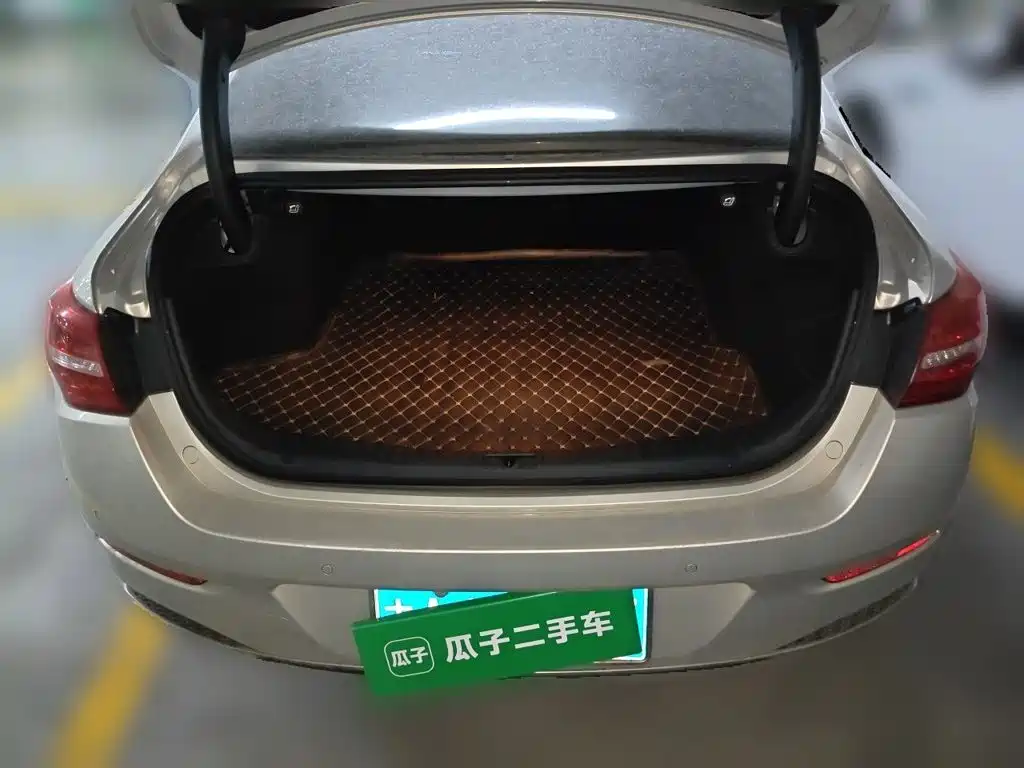 Hongqi Hongqi H5 — миниатюра 15