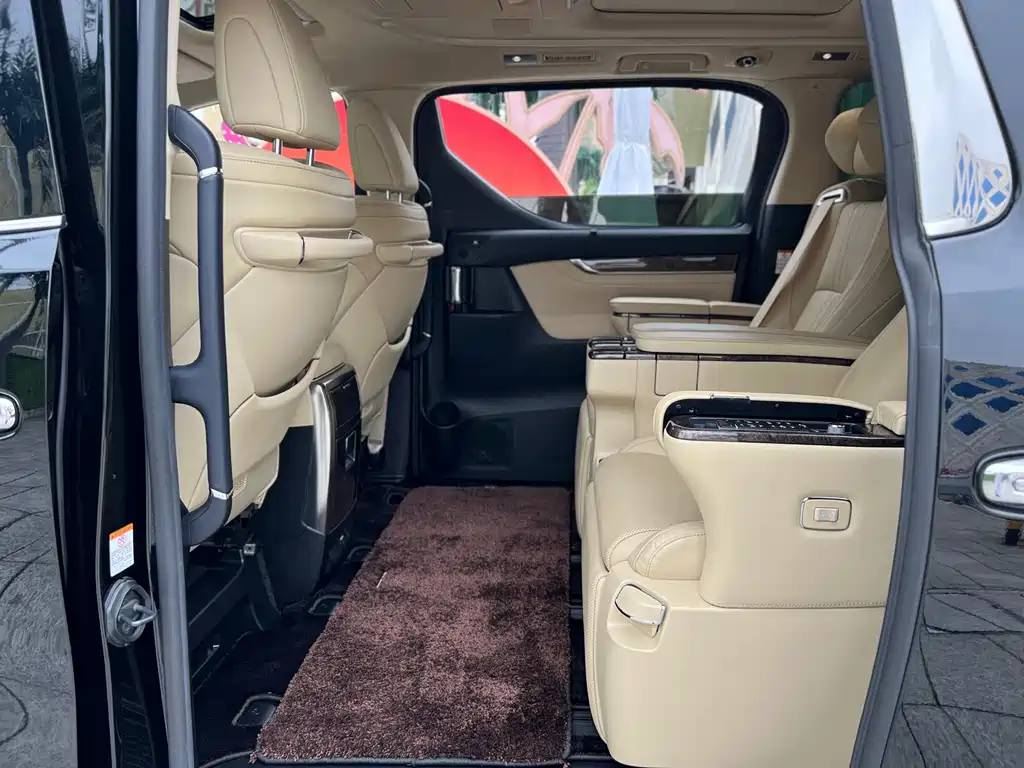 Toyota Alphard — миниатюра 14