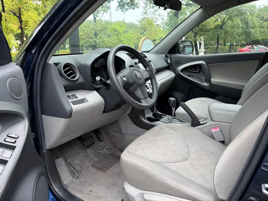 Toyota RAV4 — миниатюра 8