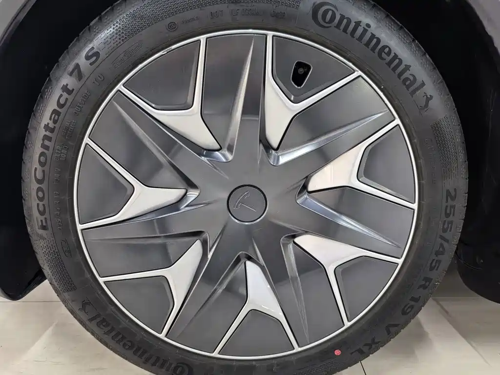 Tesla Model Y L — миниатюра 13