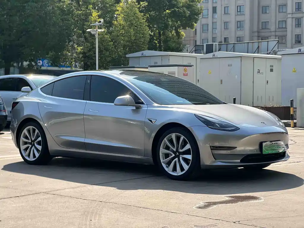 Tesla Model 3 — миниатюра 3