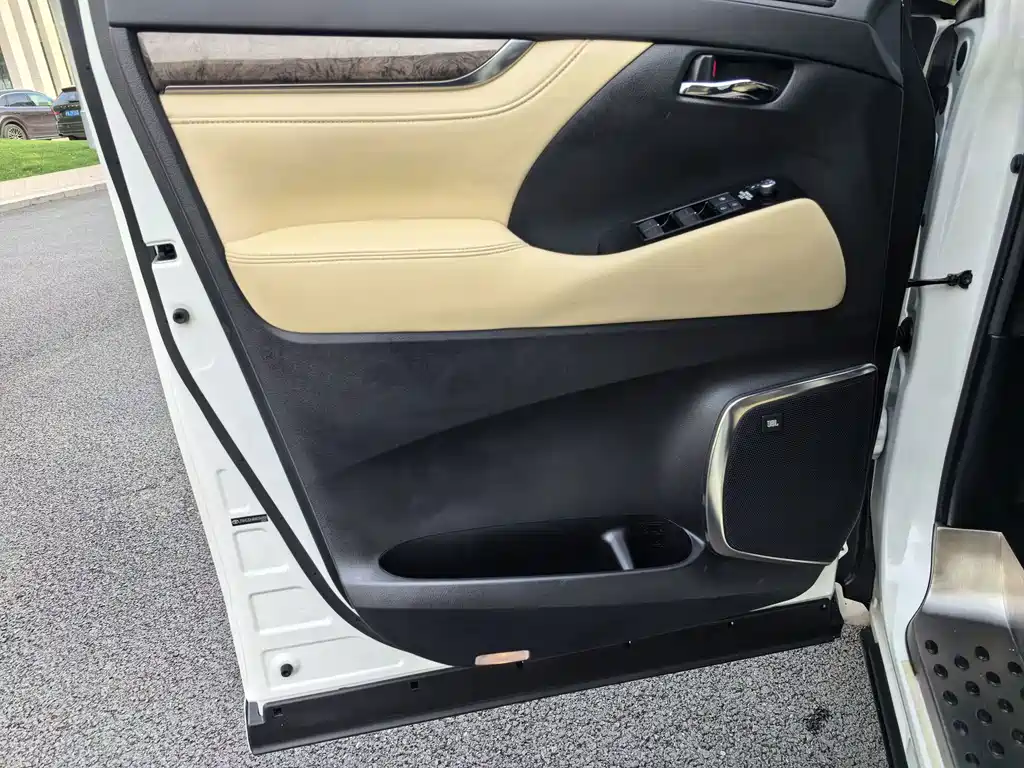 Toyota Alphard — миниатюра 9