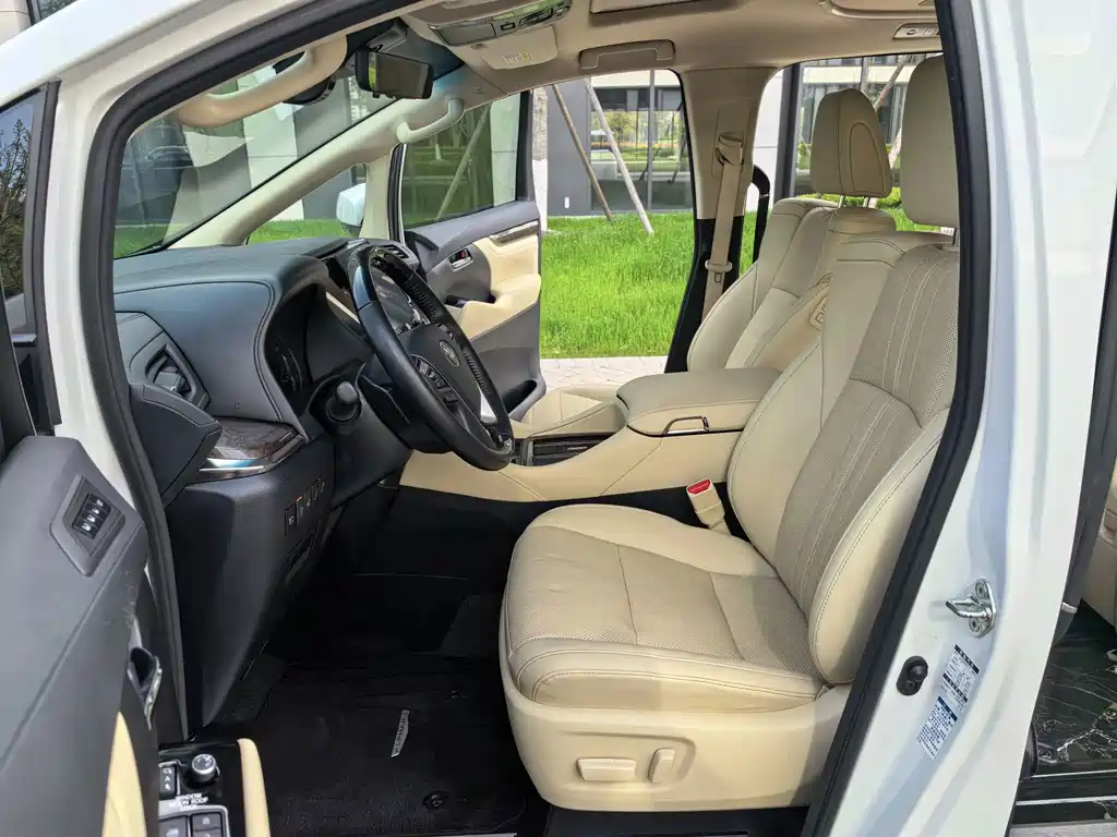 Toyota Alphard — миниатюра 8