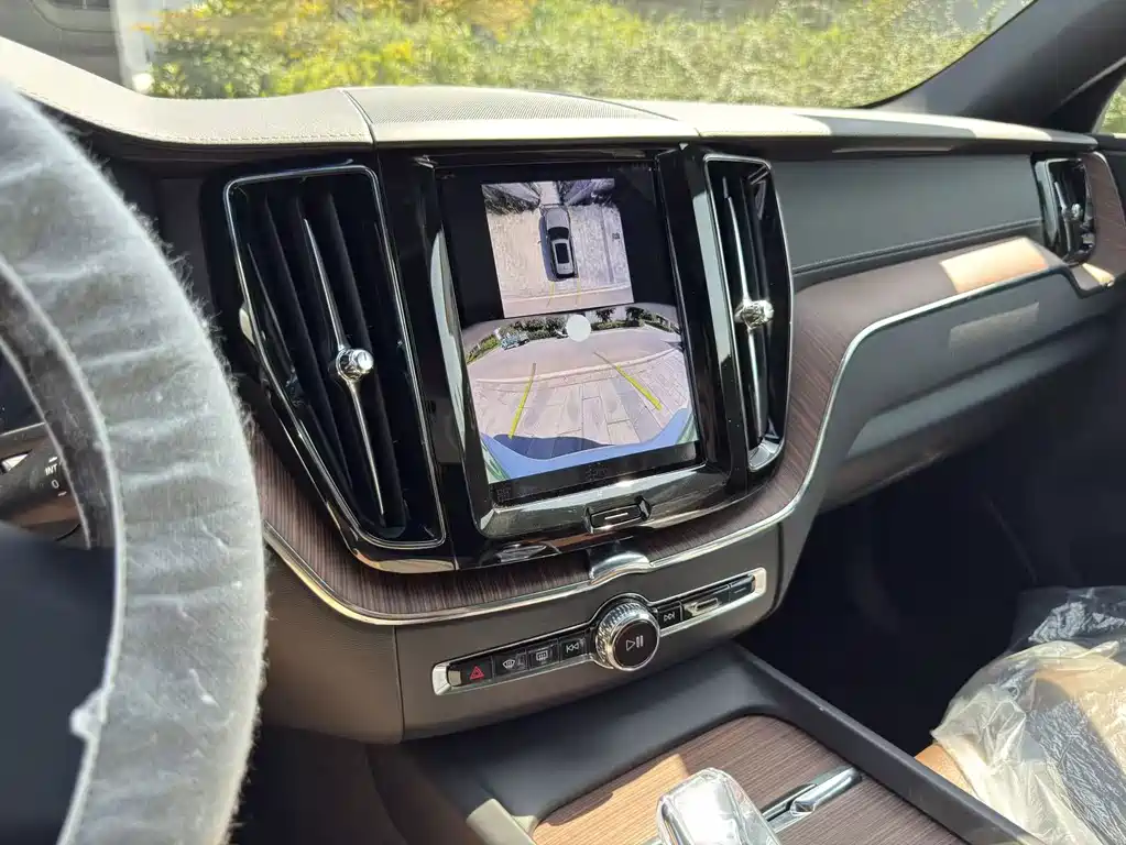 Volvo XC60 PHEV — миниатюра 11