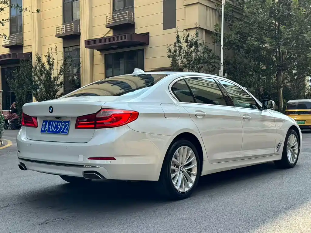 BMW 5 Series — миниатюра 4