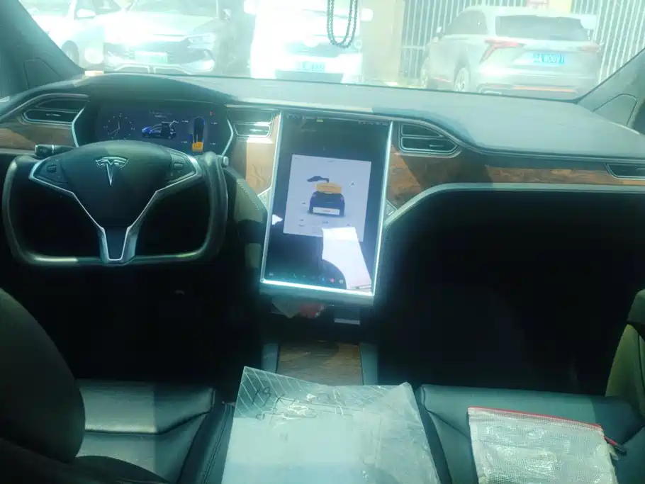 Tesla Model X — миниатюра 12