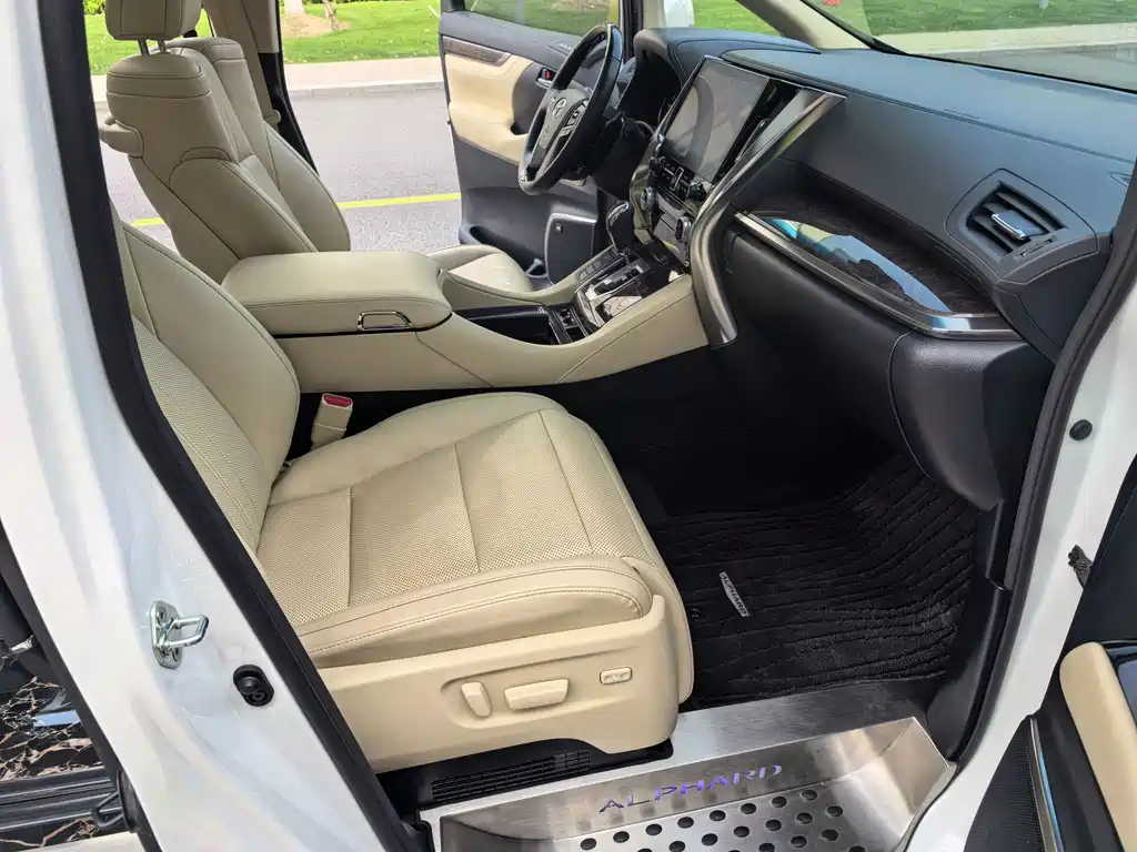 Toyota Alphard — миниатюра 35