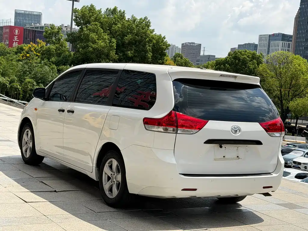 Toyota Sienna — миниатюра 6
