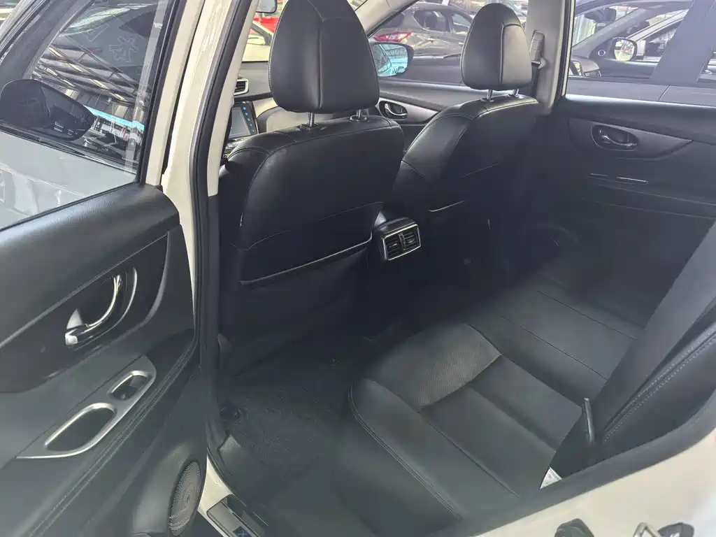 Nissan X-Trail — миниатюра 8