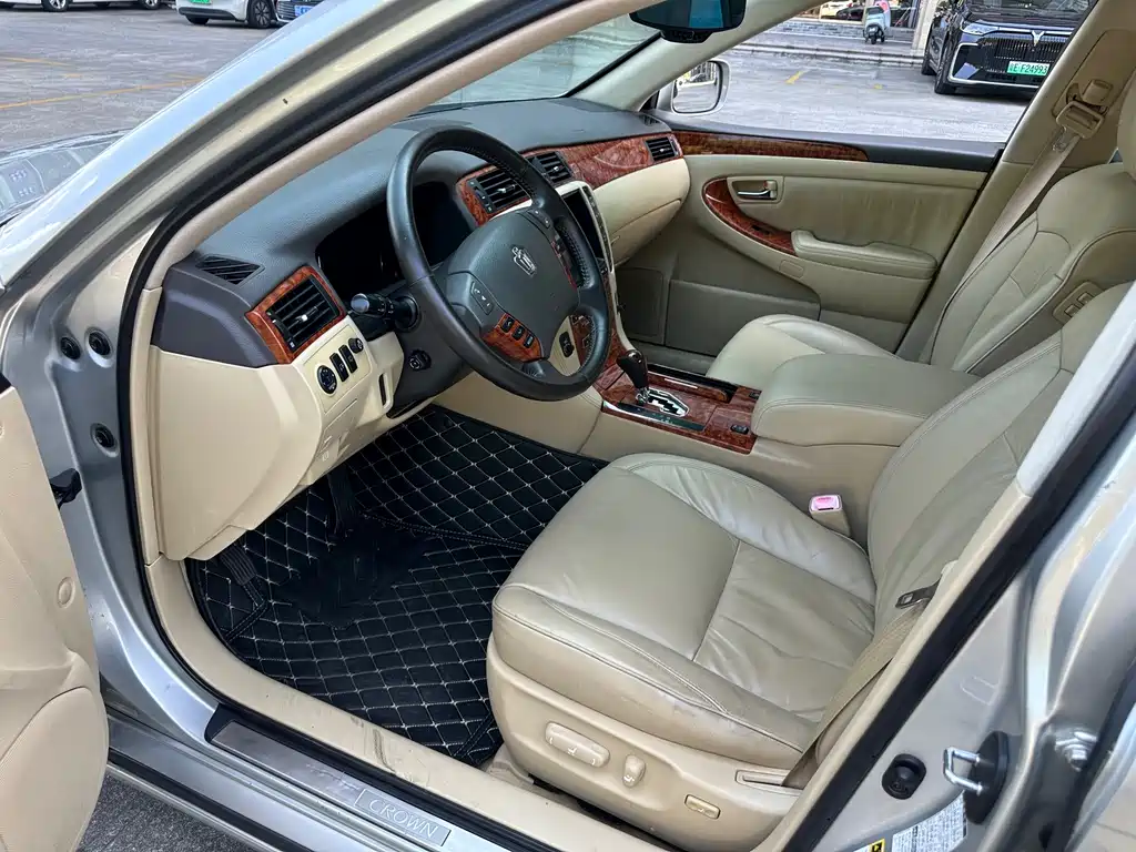 Toyota Crown — миниатюра 9