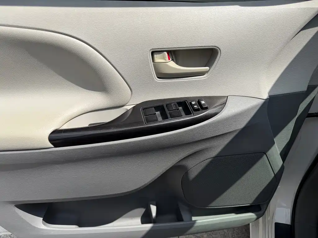 Toyota Sienna — миниатюра 16