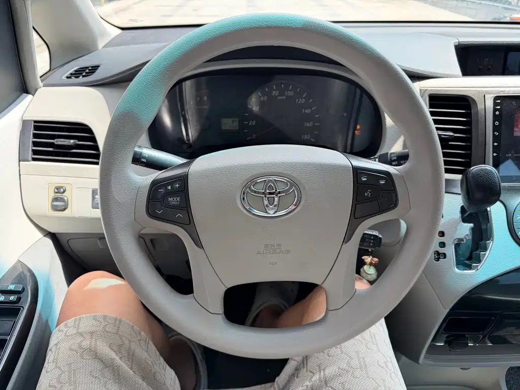 Toyota Sienna — миниатюра 19