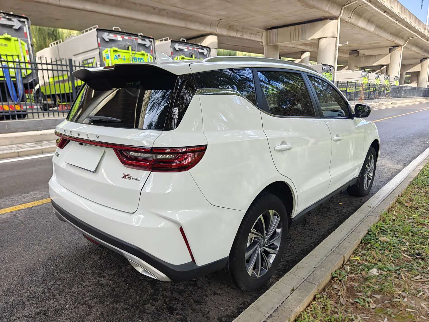 Geely Emgrand X6 1.4 л 2023 г. Белый, пробег 32000 км
