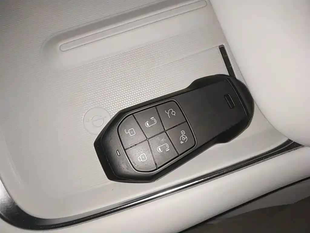 XPeng X9 — миниатюра 9