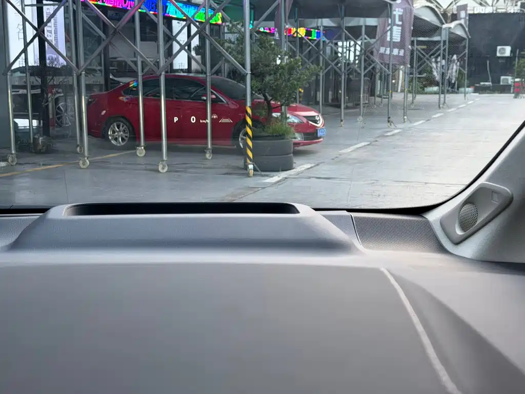 Toyota Alphard — миниатюра 11