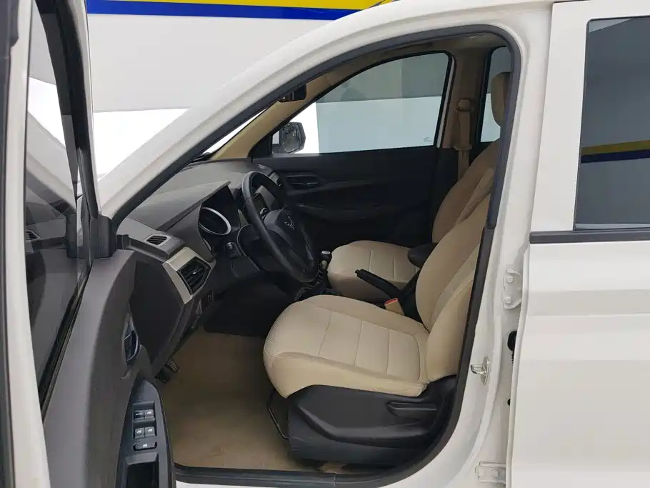 Wuling Hongguang — миниатюра 9